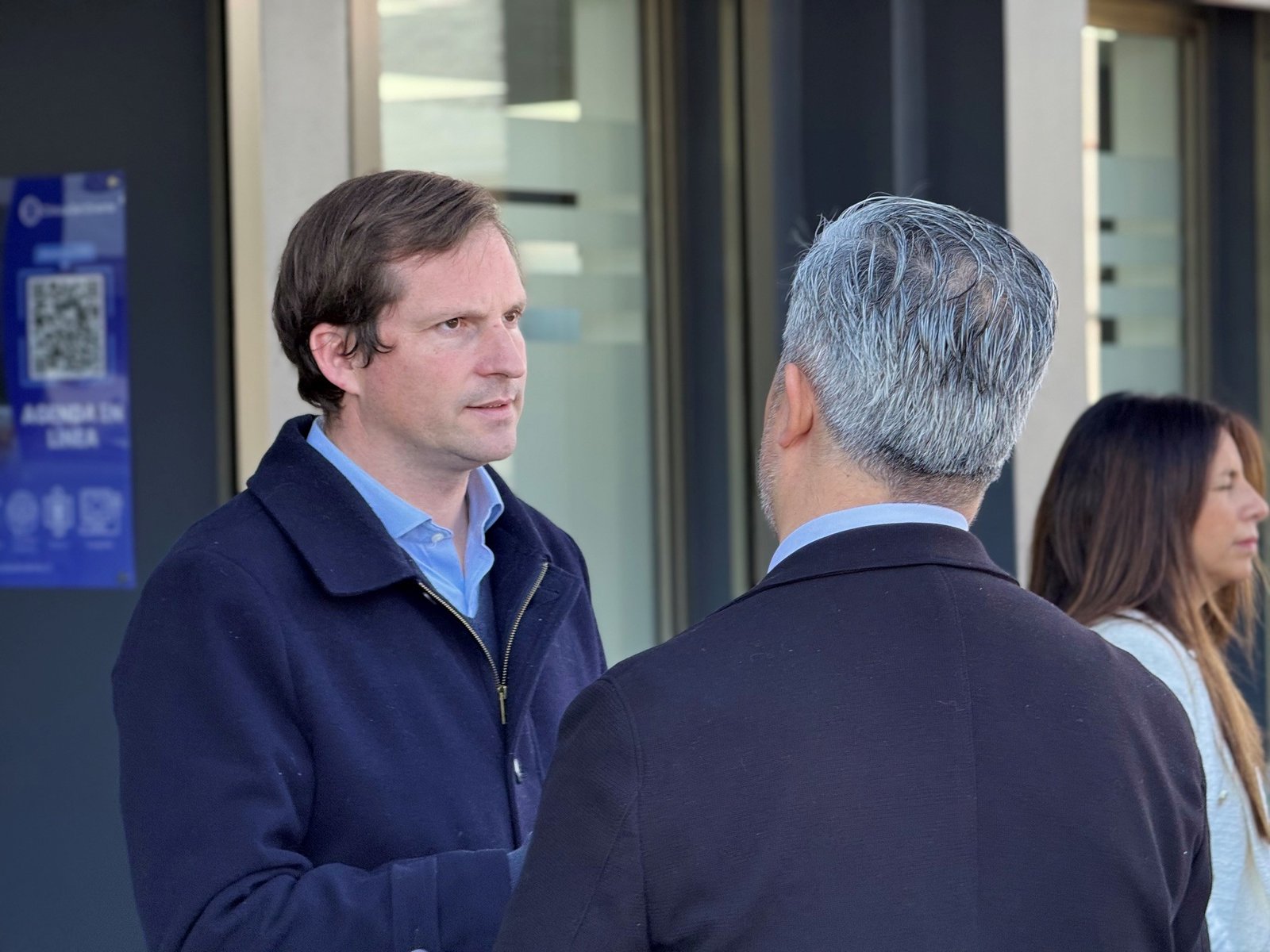 Alcalde conversando con autoridades en la inauguración